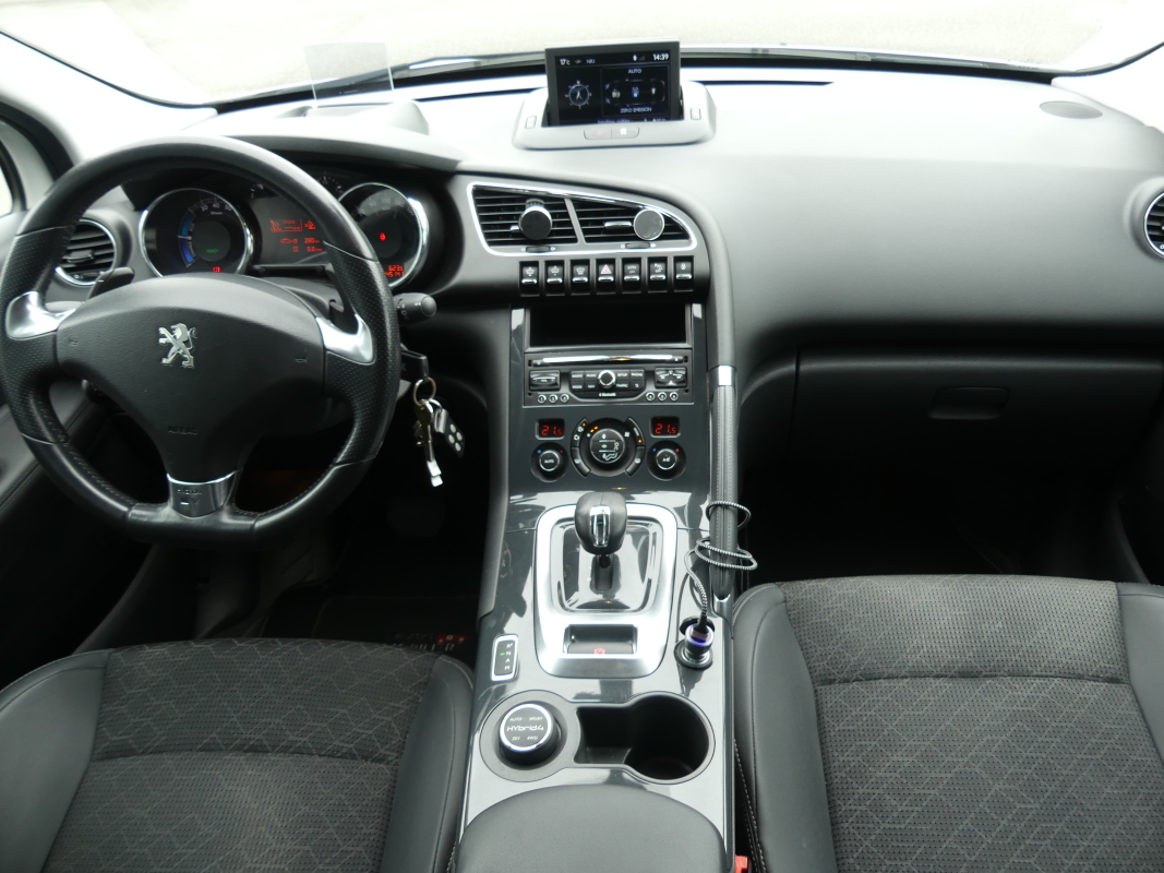 Peugeot 3008 HYbrid4 — 25
