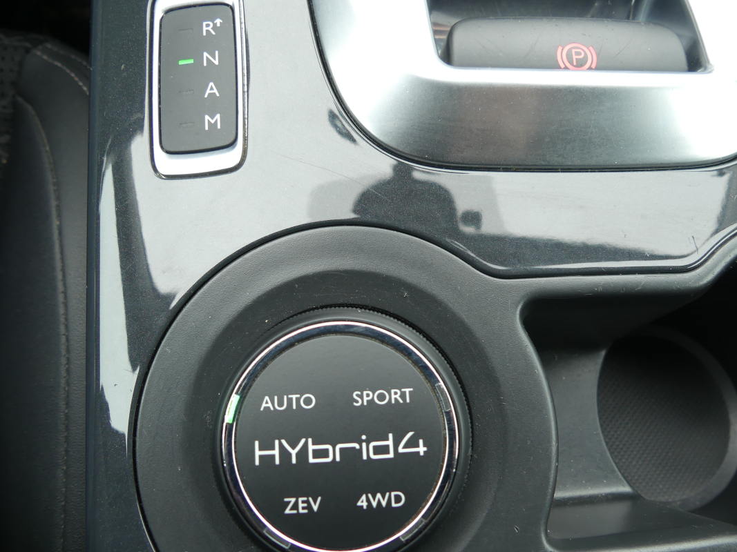 Peugeot 3008 HYbrid4 — 27