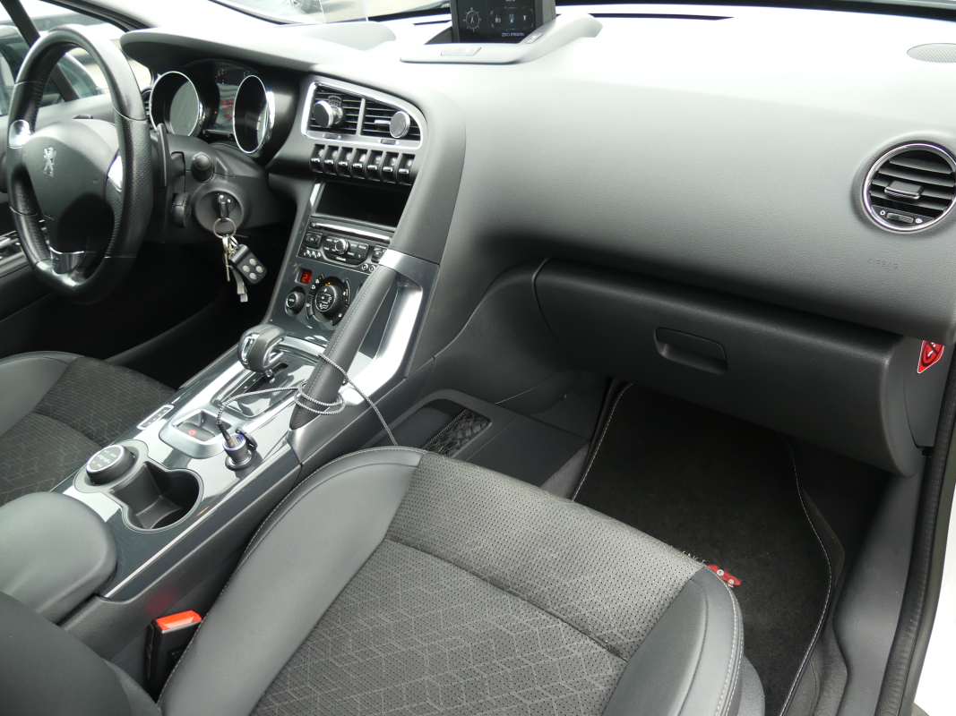 Peugeot 3008 HYbrid4 — 14