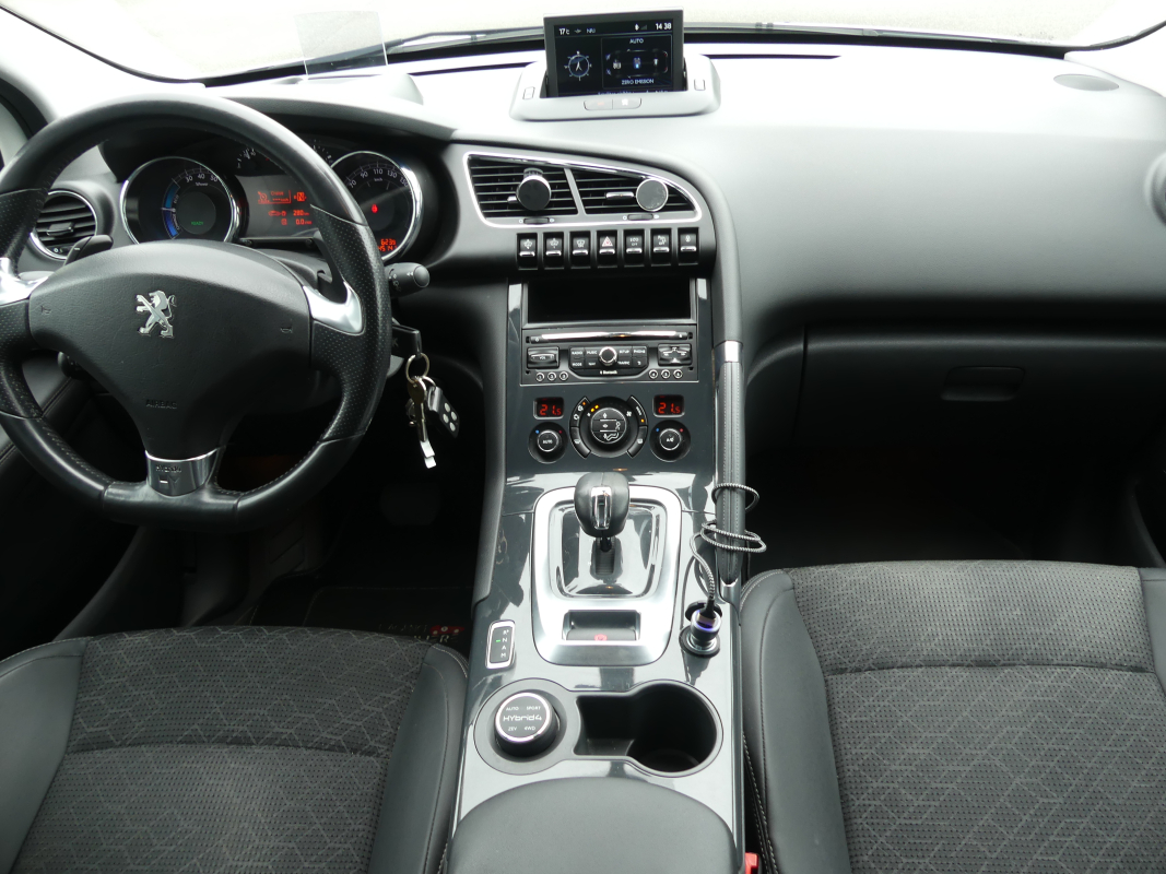 Peugeot 3008 HYbrid4 — 15