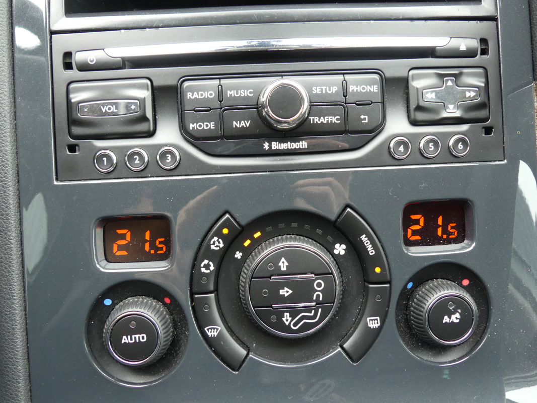 Peugeot 3008 HYbrid4 — 33