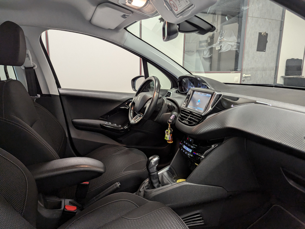 Peugeot 208 — 14