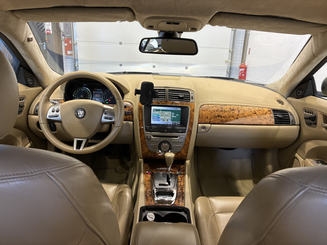 Jaguar XK — 16
