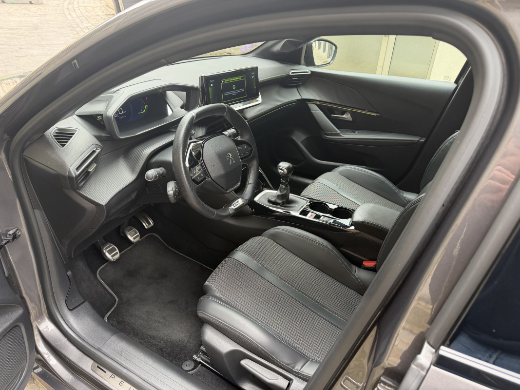 Peugeot 208 — 12