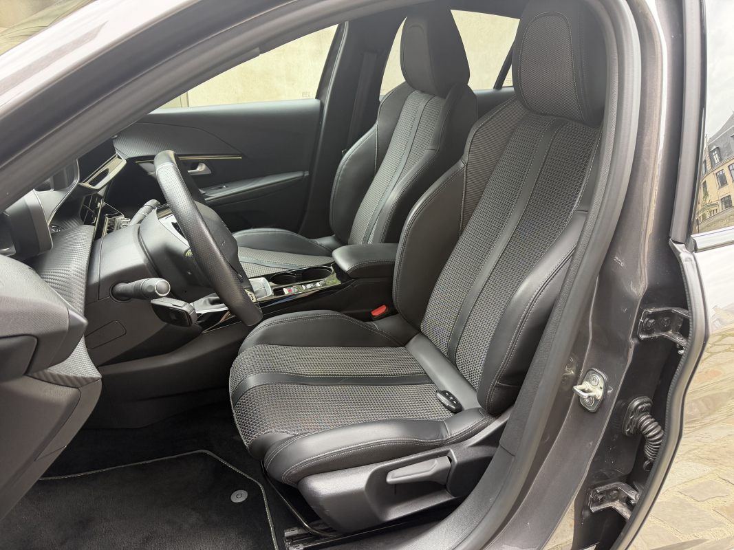 Peugeot 208 — 13