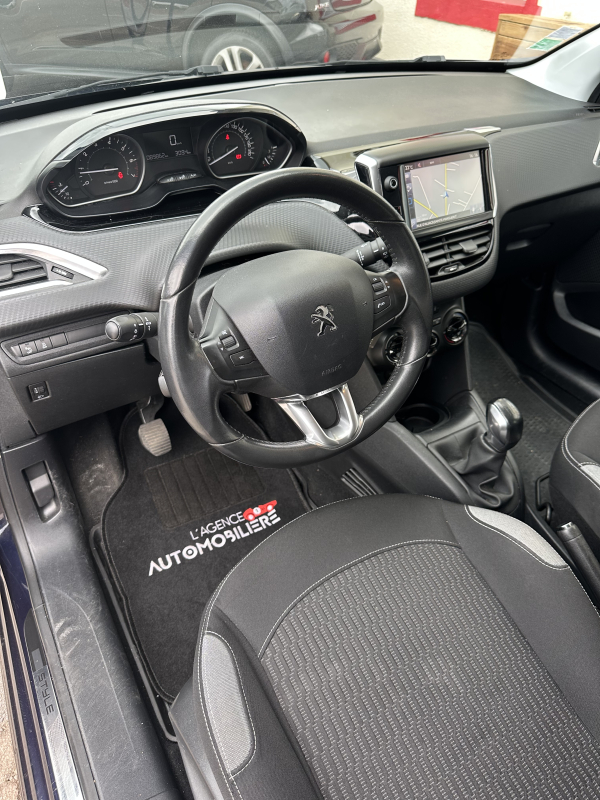 Peugeot 208 — 10