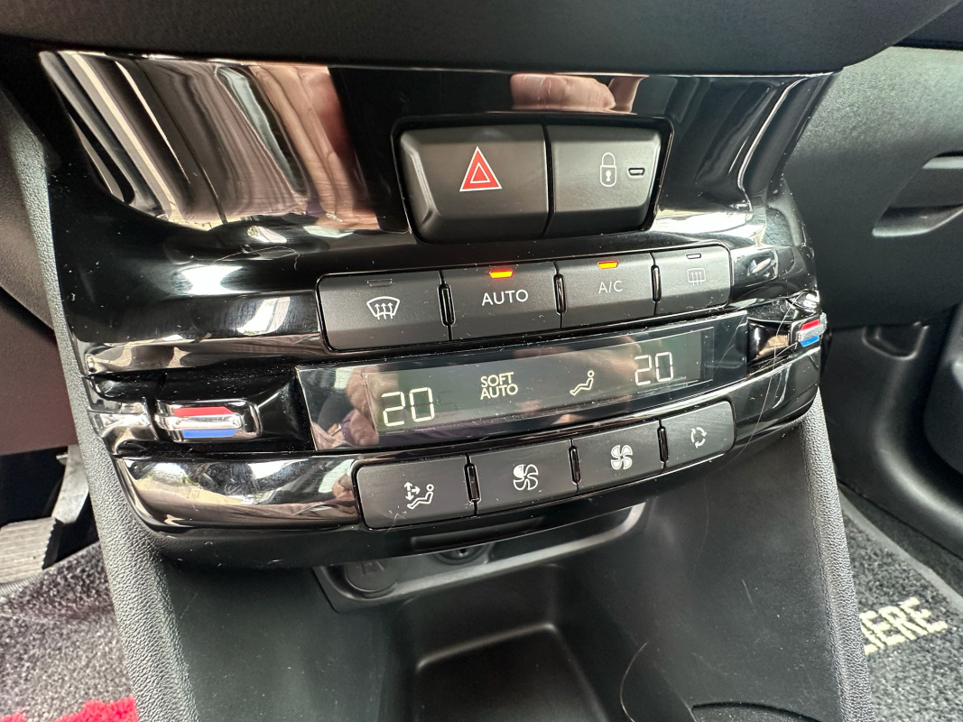 Peugeot 208 — 13