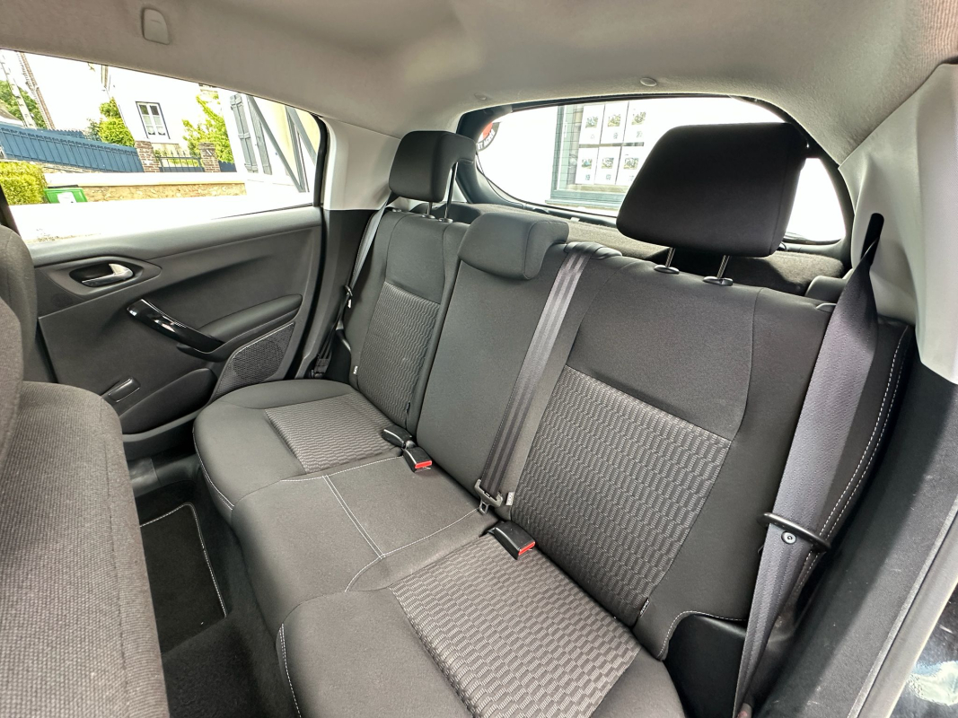 Peugeot 208 — 10