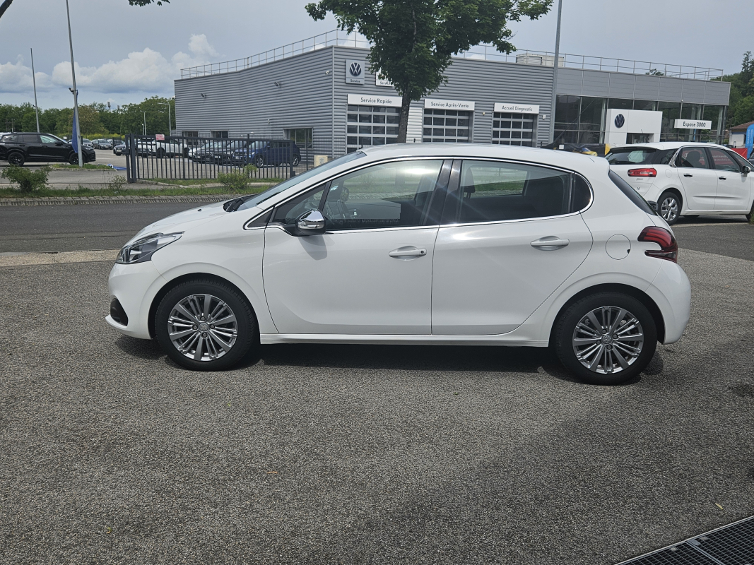 Peugeot 208 — 5