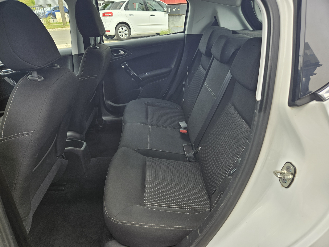 Peugeot 208 — 15