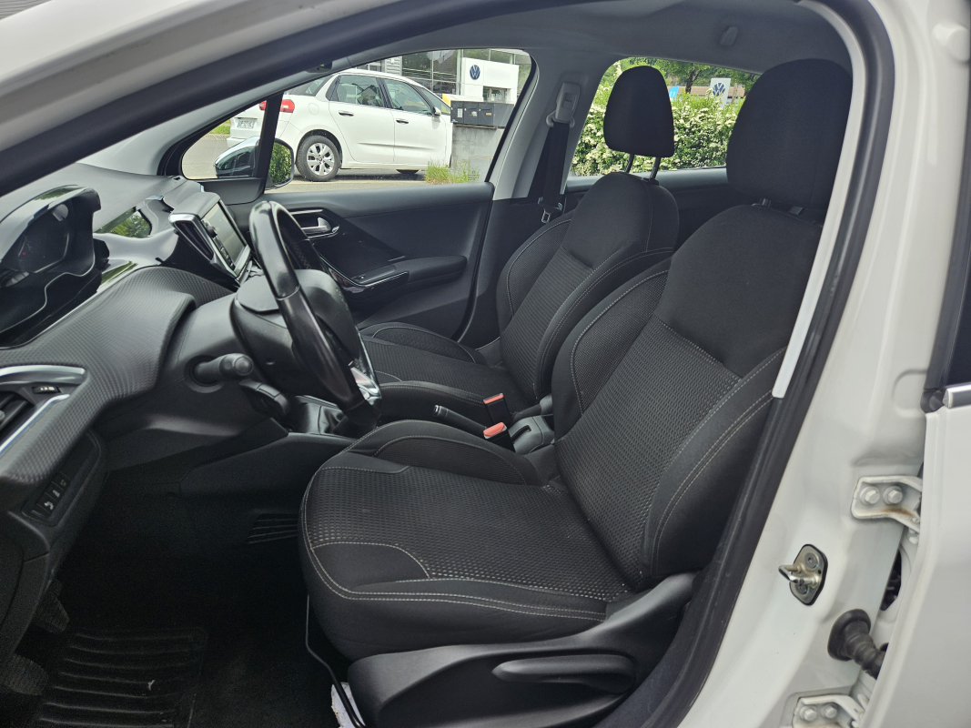 Peugeot 208 — 10