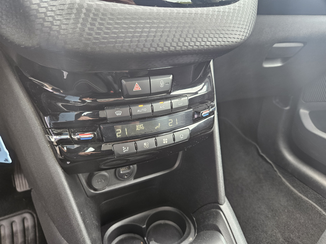 Peugeot 208 — 13