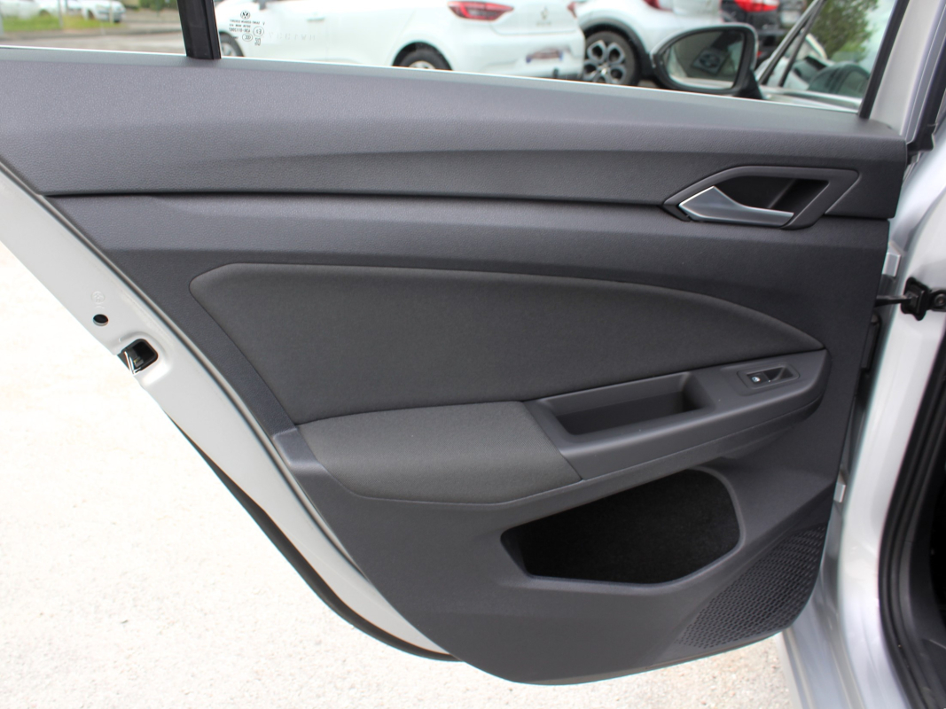 Volkswagen GOLF VIII — 27