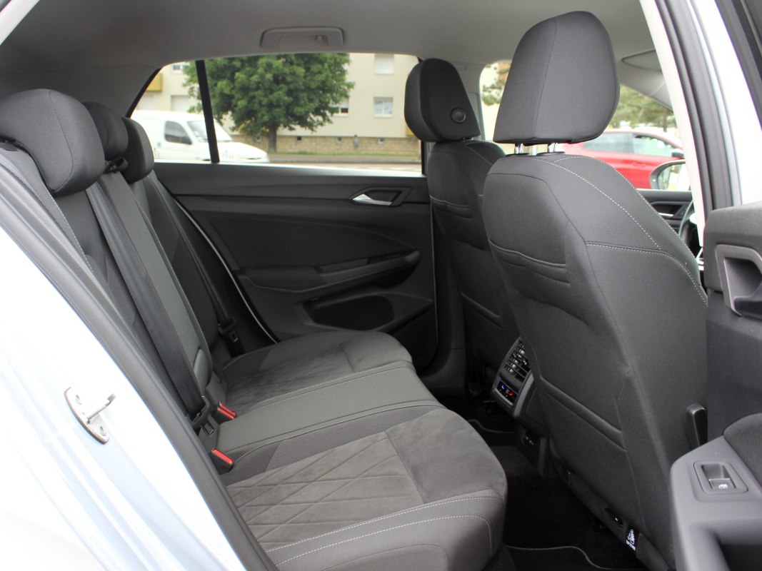 Volkswagen GOLF VIII — 12