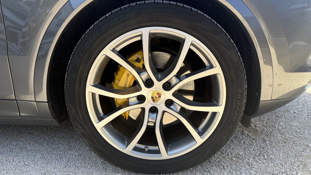 Porsche Cayenne — 32