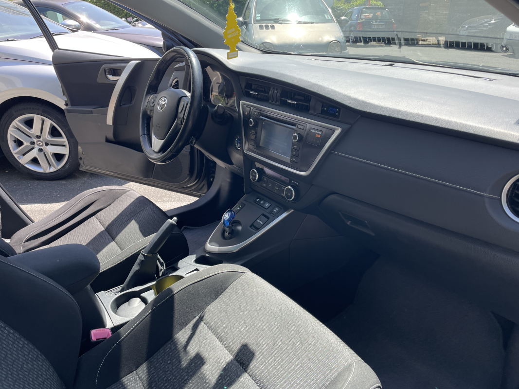 Toyota Auris — 12