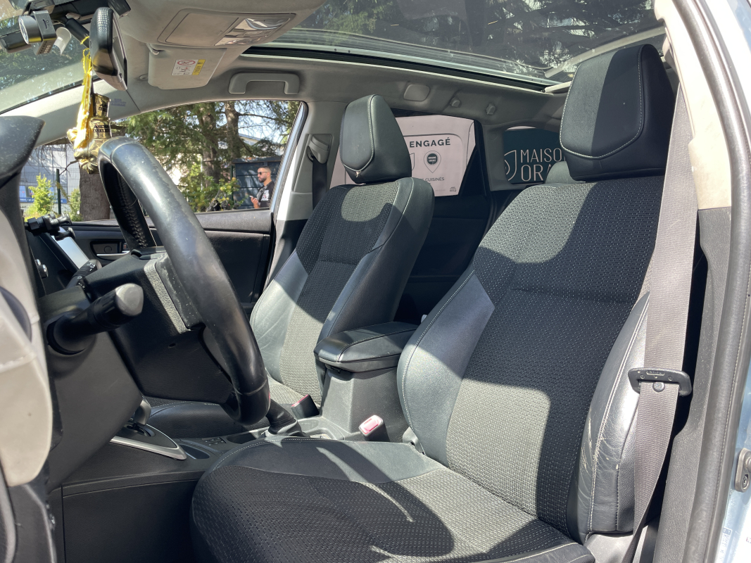 Toyota Auris Touring Sport — 9