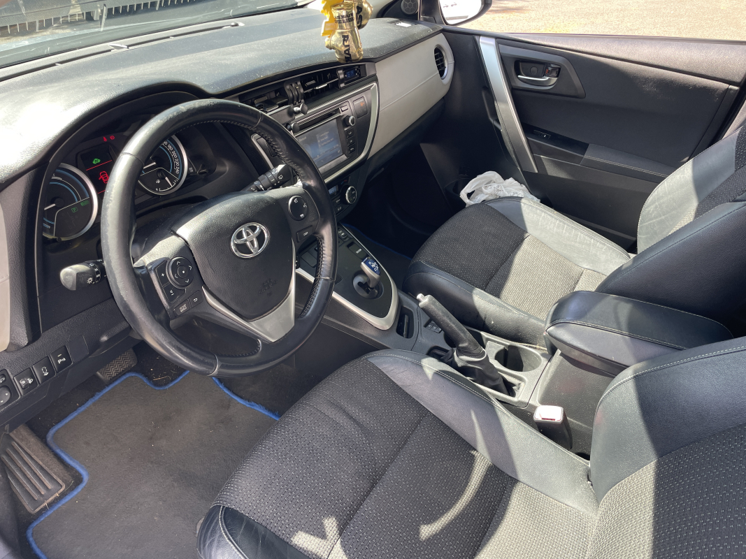 Toyota Auris Touring Sport — 10