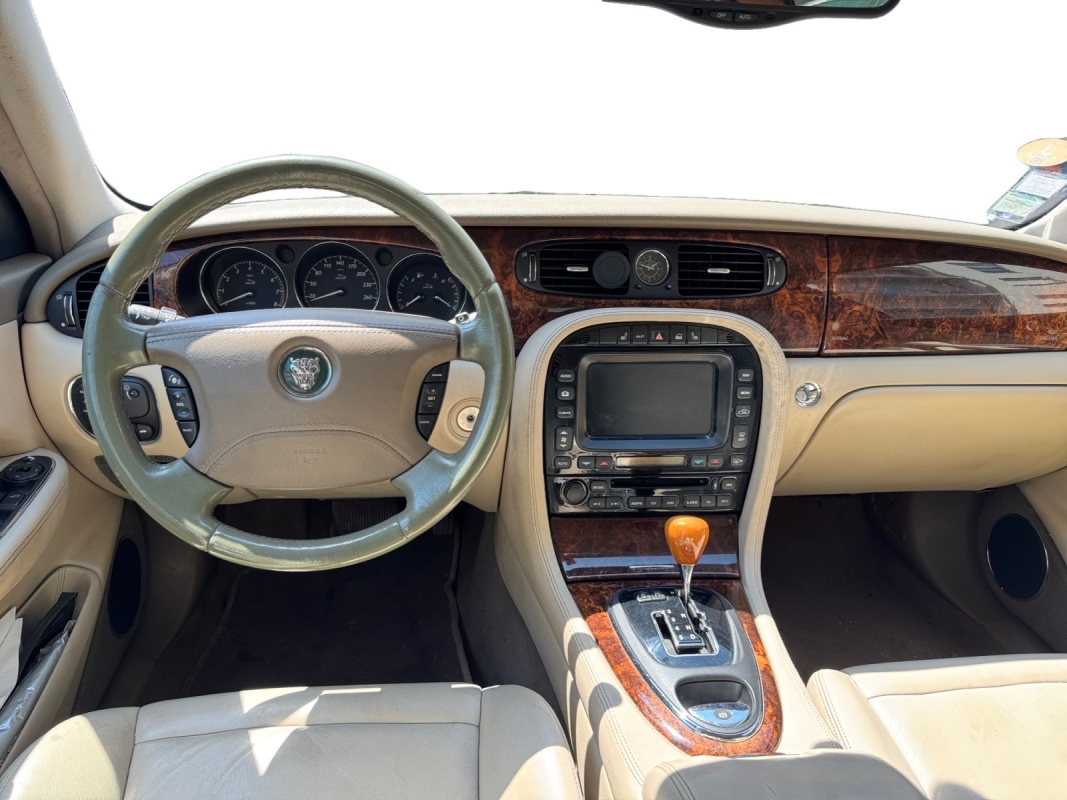 Jaguar XJ — 9