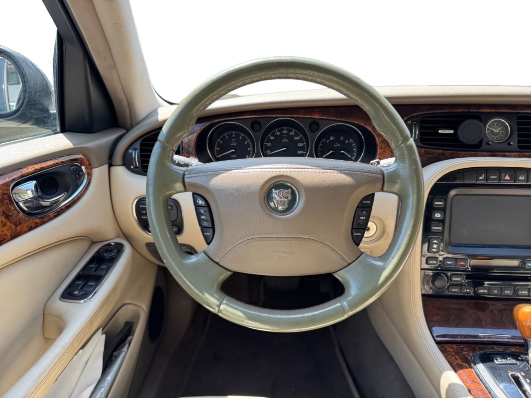 Jaguar XJ — 12