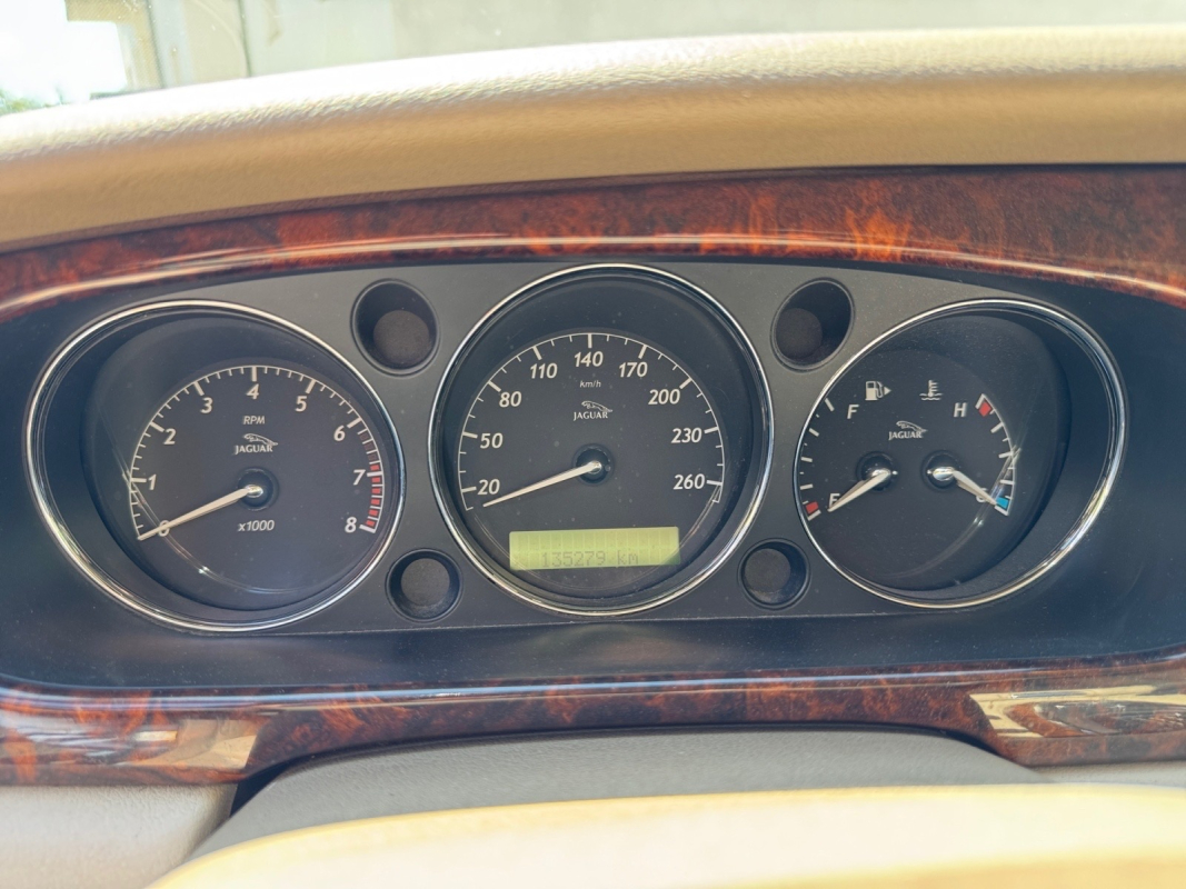 Jaguar XJ — 14