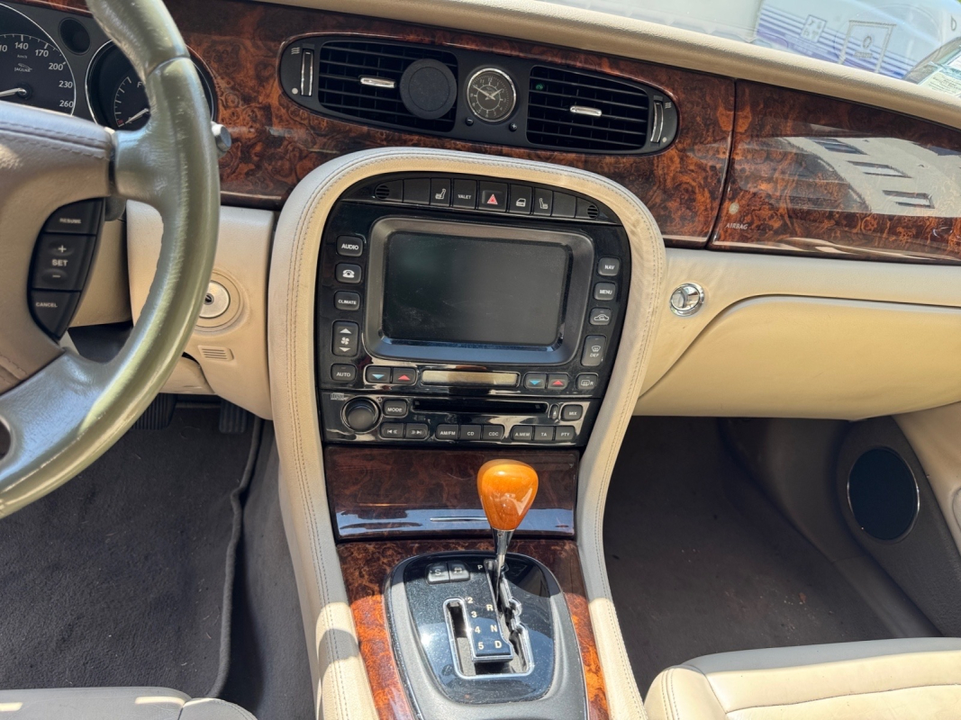 Jaguar XJ — 16