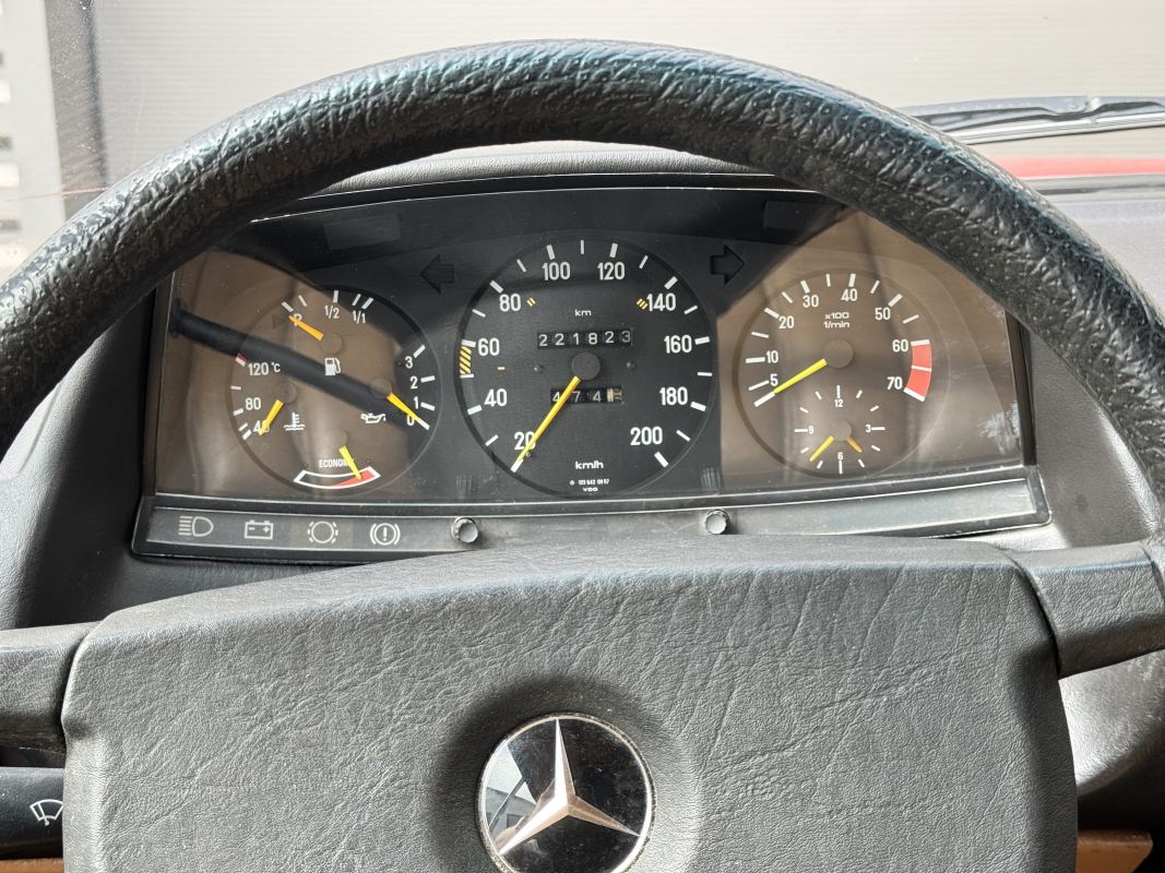 Mercedes 230 CE — 21
