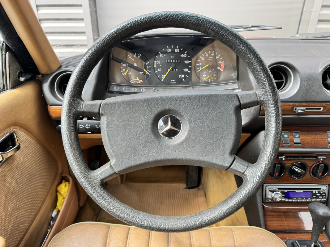 Mercedes 230 CE — 17