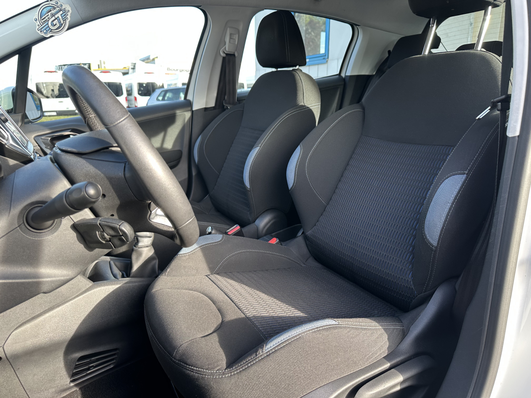 Peugeot 208 — 7