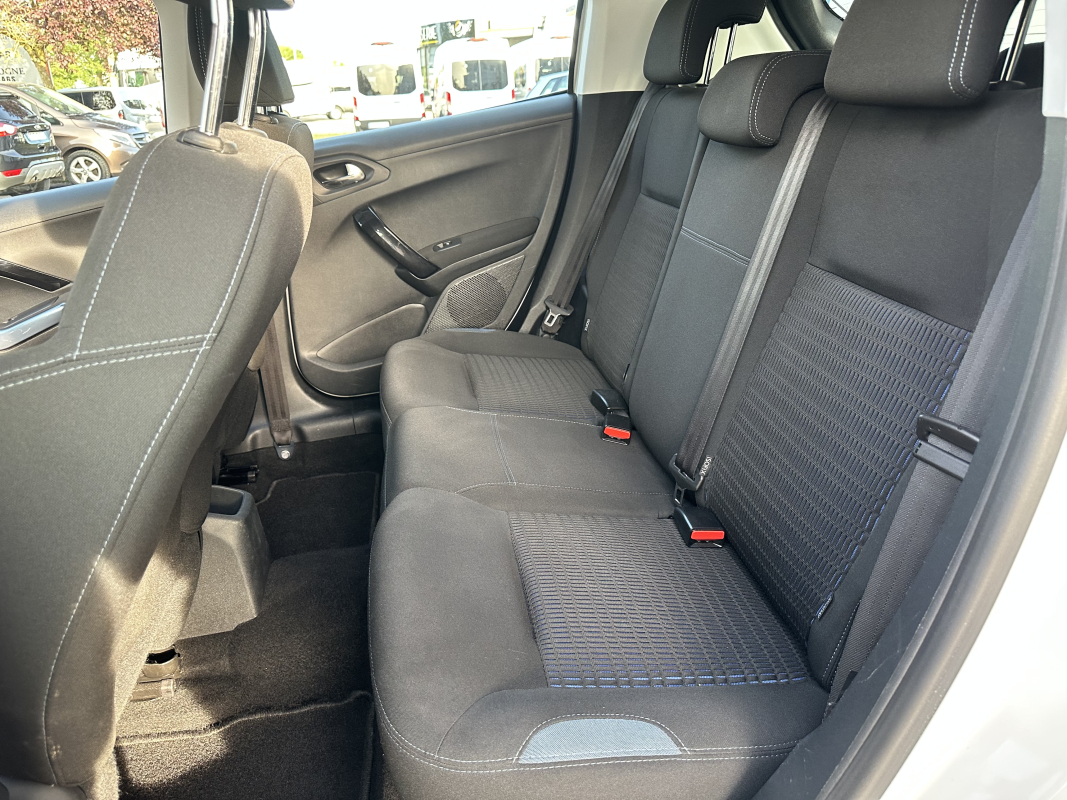 Peugeot 208 — 8