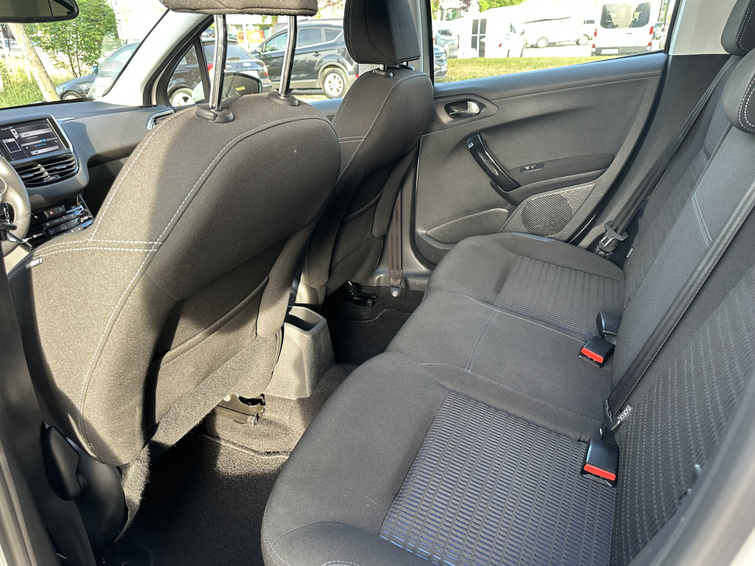 Peugeot 208 — 9