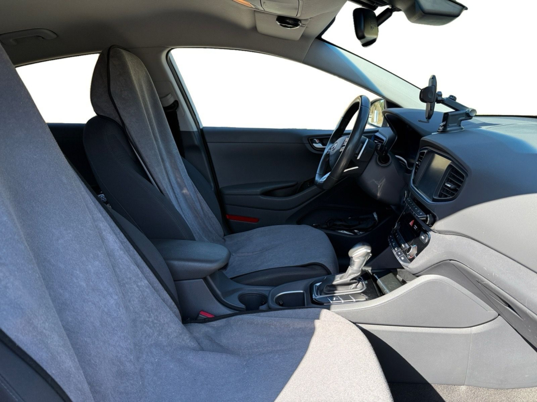 Hyundai IONIQ — 10