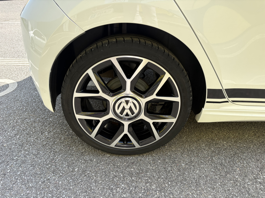 Volkswagen UP — 18