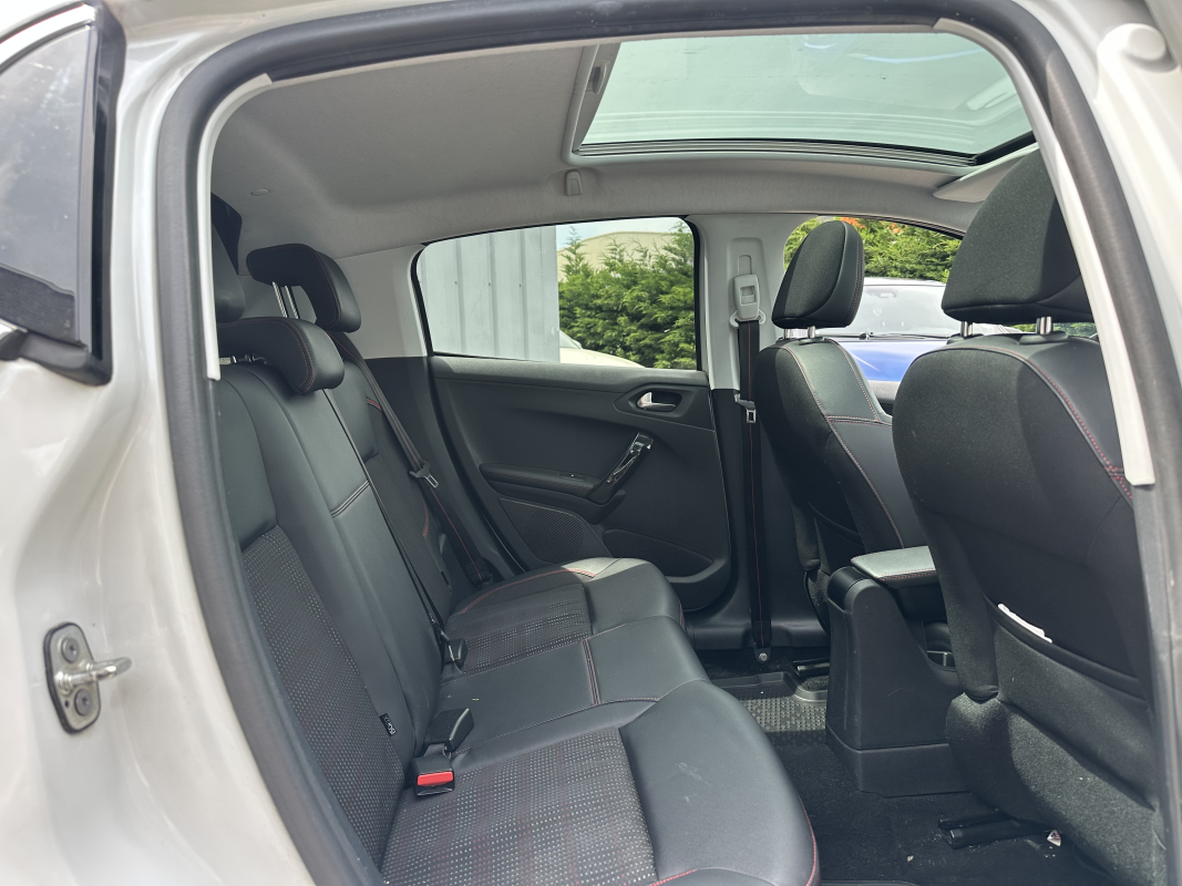 Peugeot 208 — 12