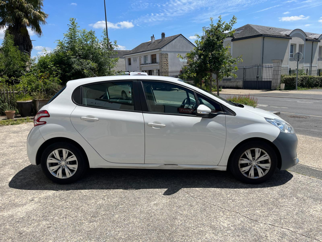 Peugeot 208 — 4