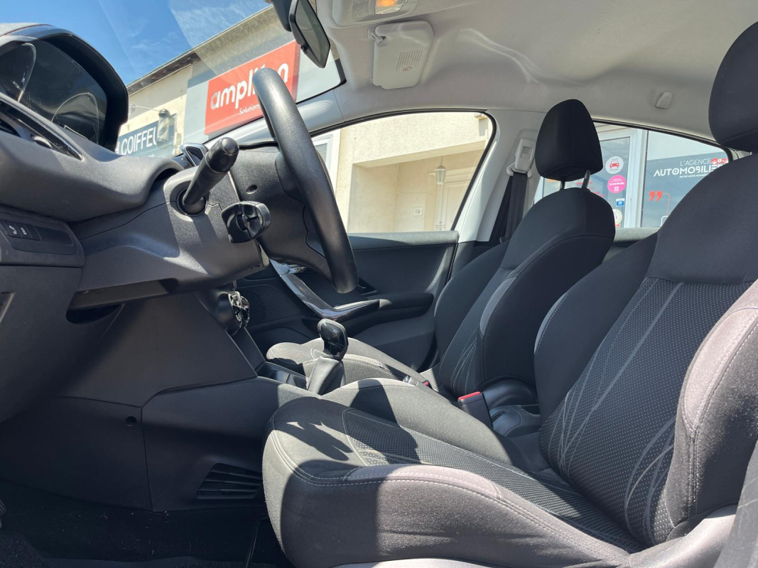 Peugeot 208 — 12