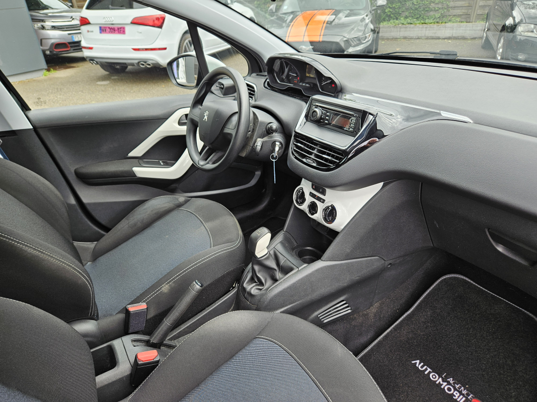 Peugeot 208 — 12
