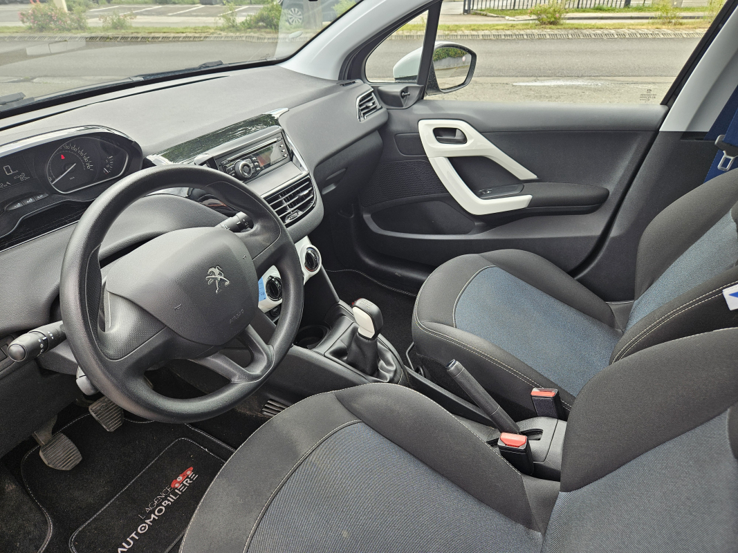 Peugeot 208 — 10