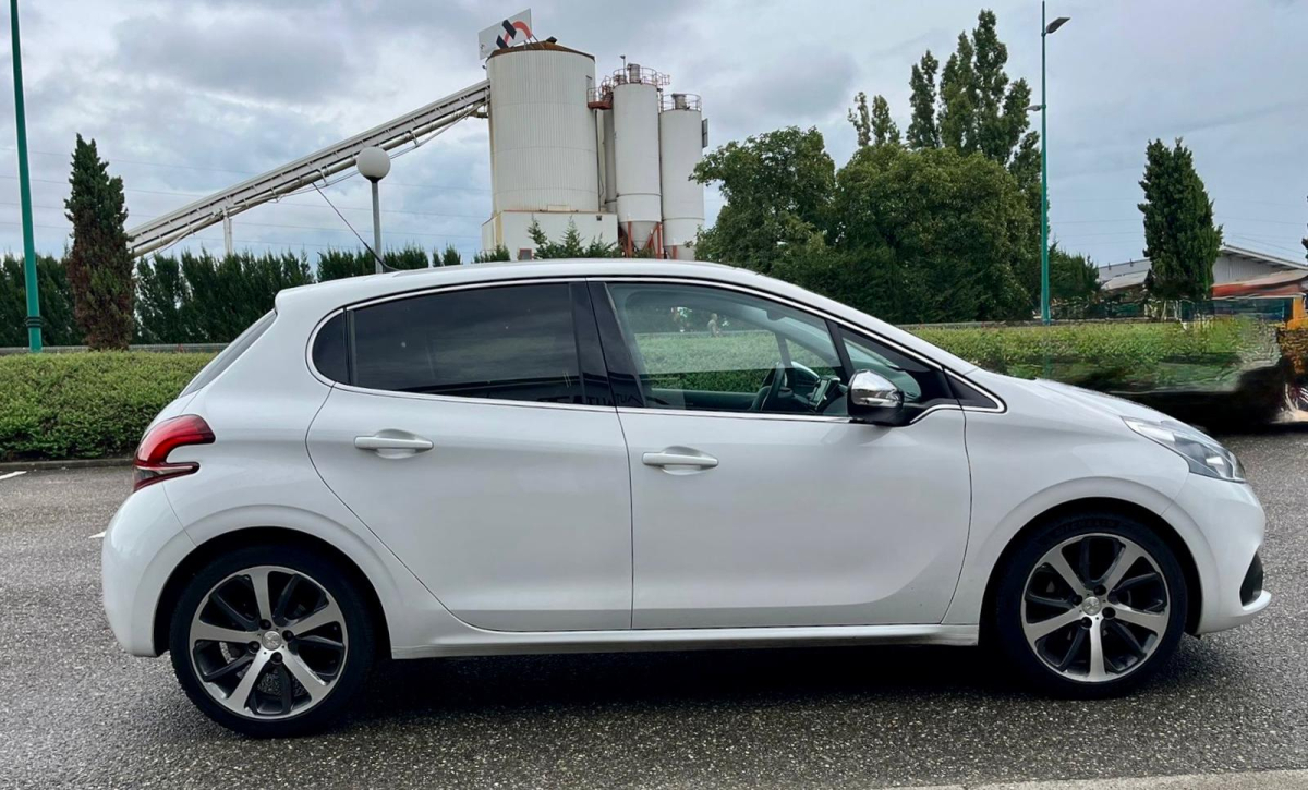 Peugeot 208 — 12