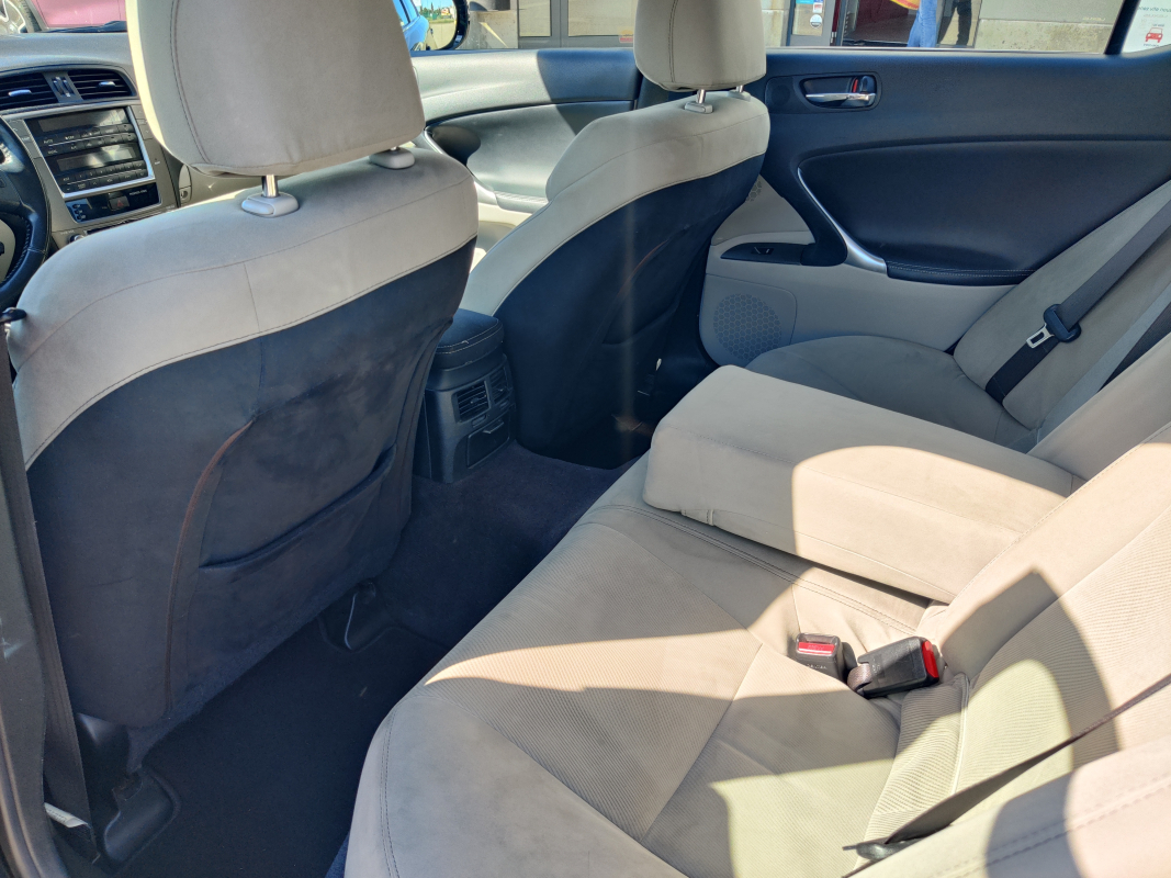 Lexus IS — 30