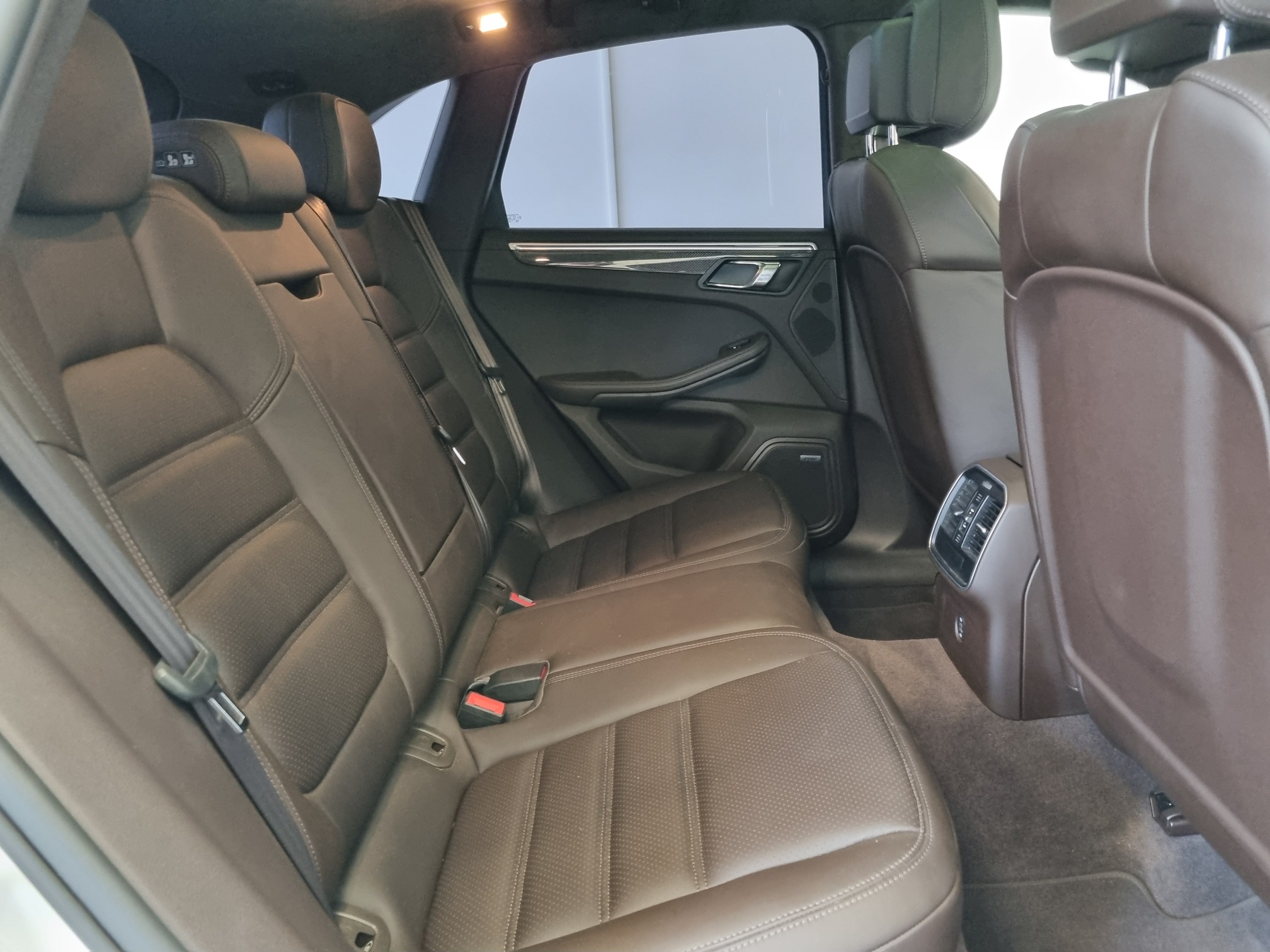 Porsche Macan — 25