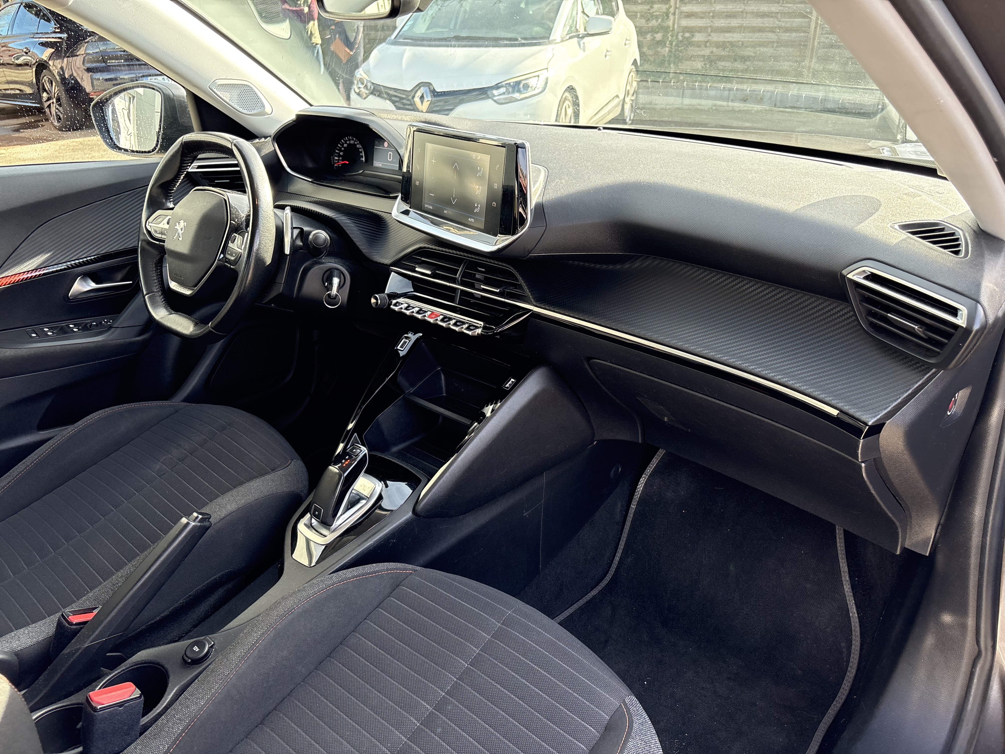Peugeot 2008 — 12