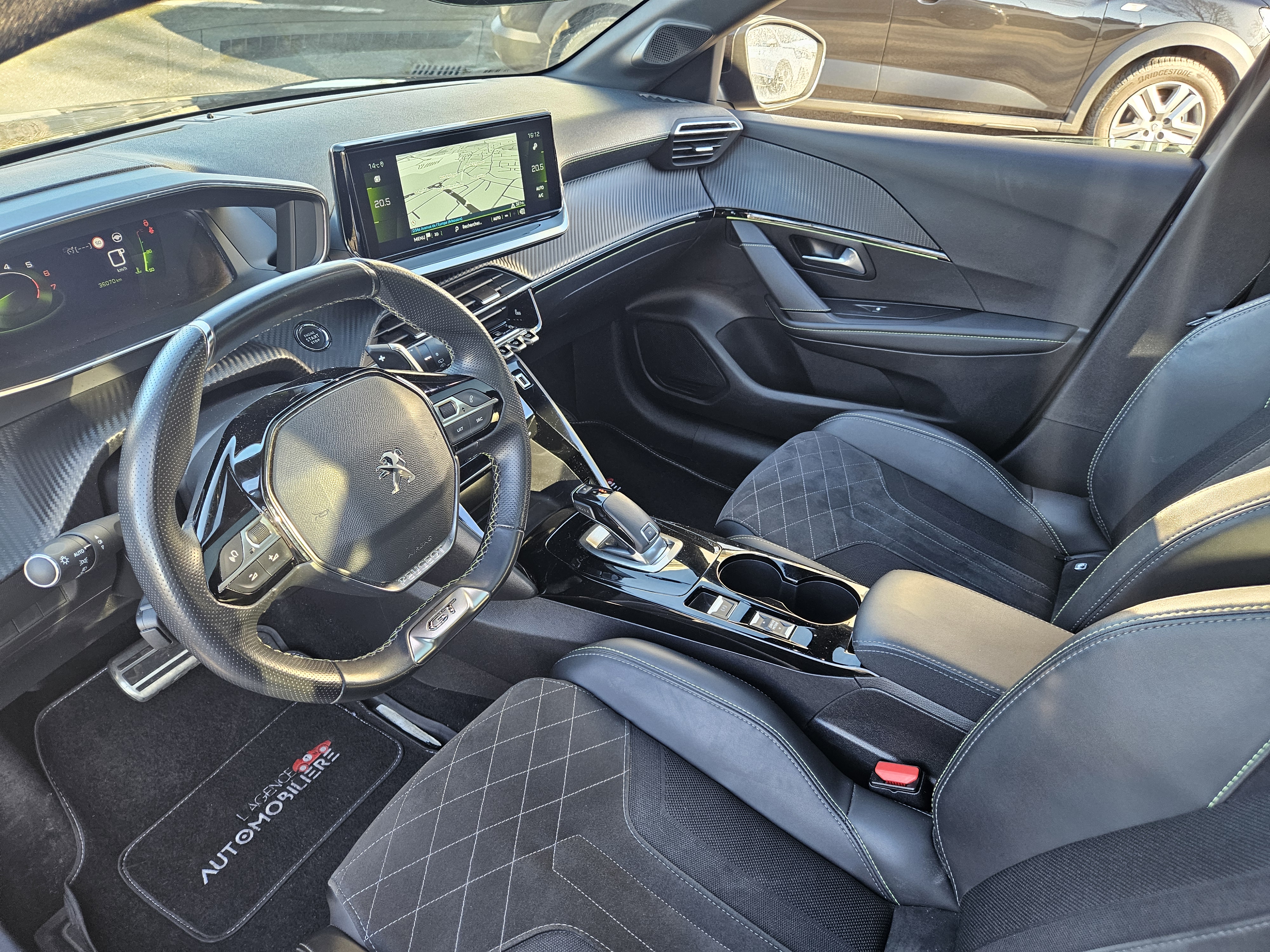 Peugeot 208 — 10