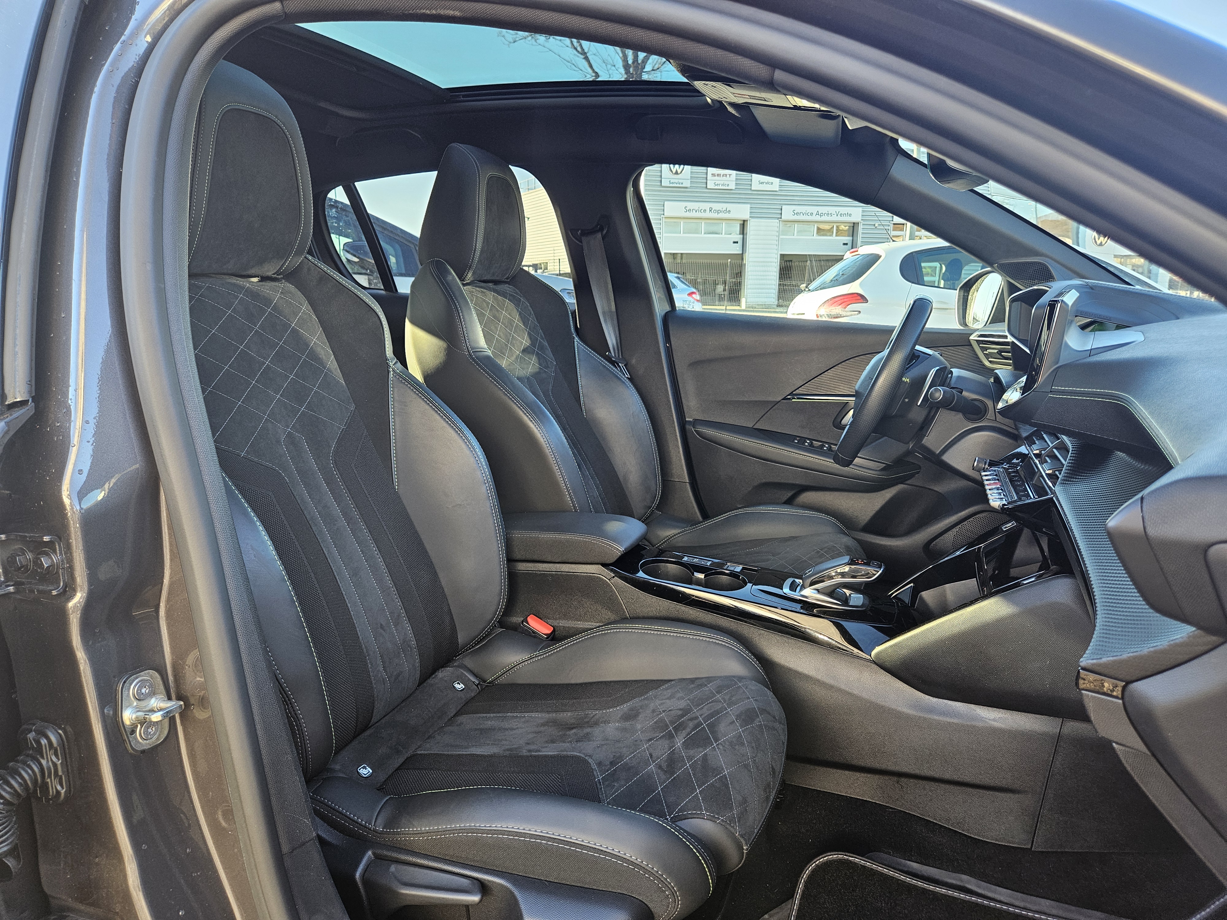 Peugeot 208 — 12