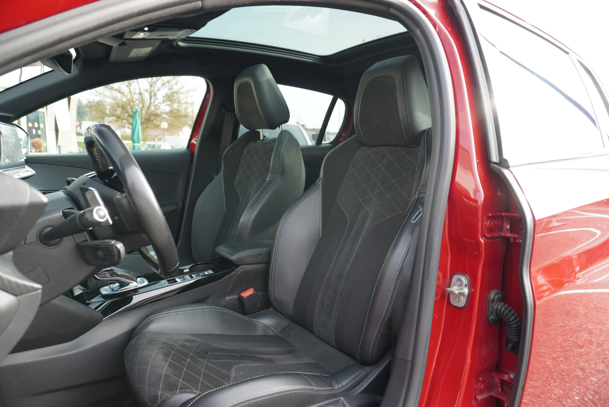 Peugeot 208 — 10